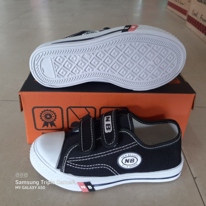 sepatu anak sekolah import velcro perekat anak sekolah hitam putih