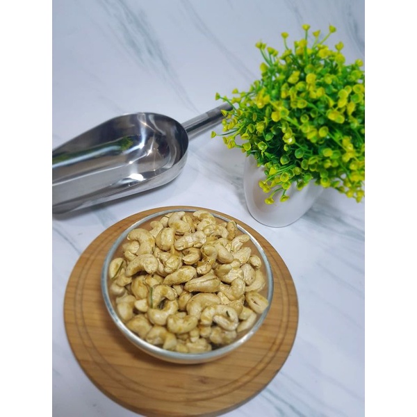 

Roasted Cashew Nuts Garlic / Kacang Mede Bawang Putih 30 gram