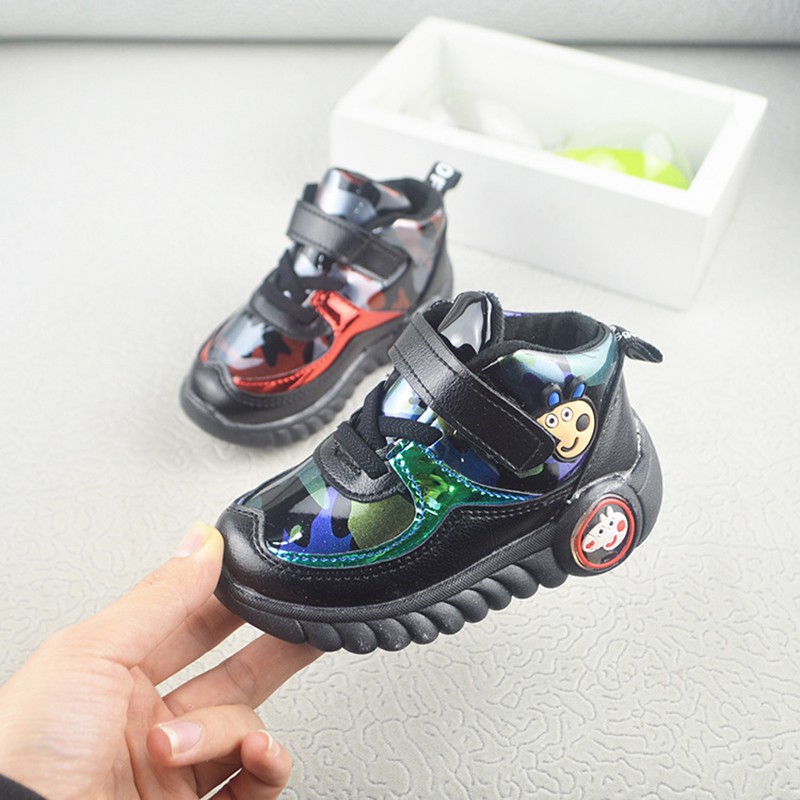 Vektor Tegak Gambar Sepatu  Casual  Kartun