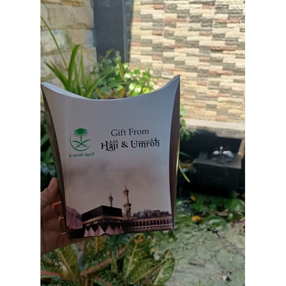 

Tas paper bag oleh2 haji umroh.