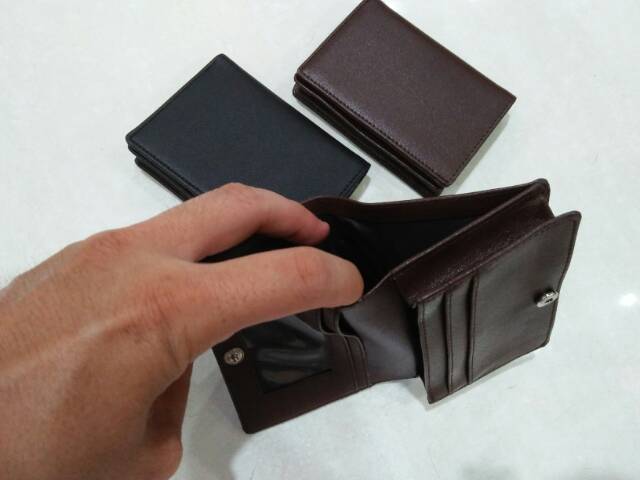 Dompet tempat kartu kancing polos