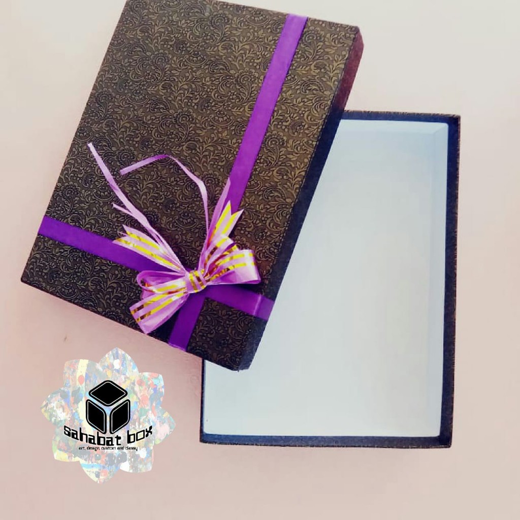 

Kotak Kado /Giftbox ukuran 25X15X6 warna hitam Exclusive