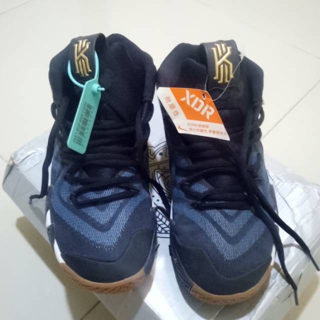 Sepatu basket KYRIE 4