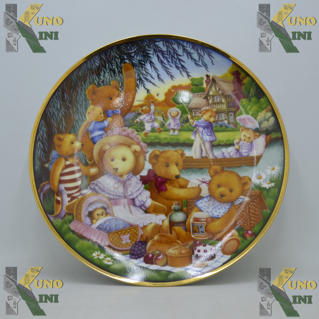PAJANGAN PIRING A TEDDY BEAR PICNIC.