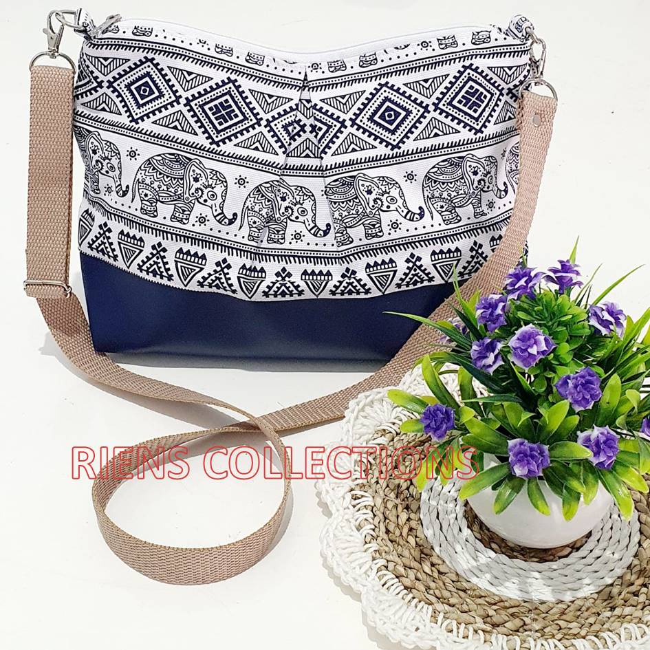 TAS SELEMPANG LIPIT MOTIF GAJAH BIRU. TAS KANVAS. TAS VINIL. Riens Collections