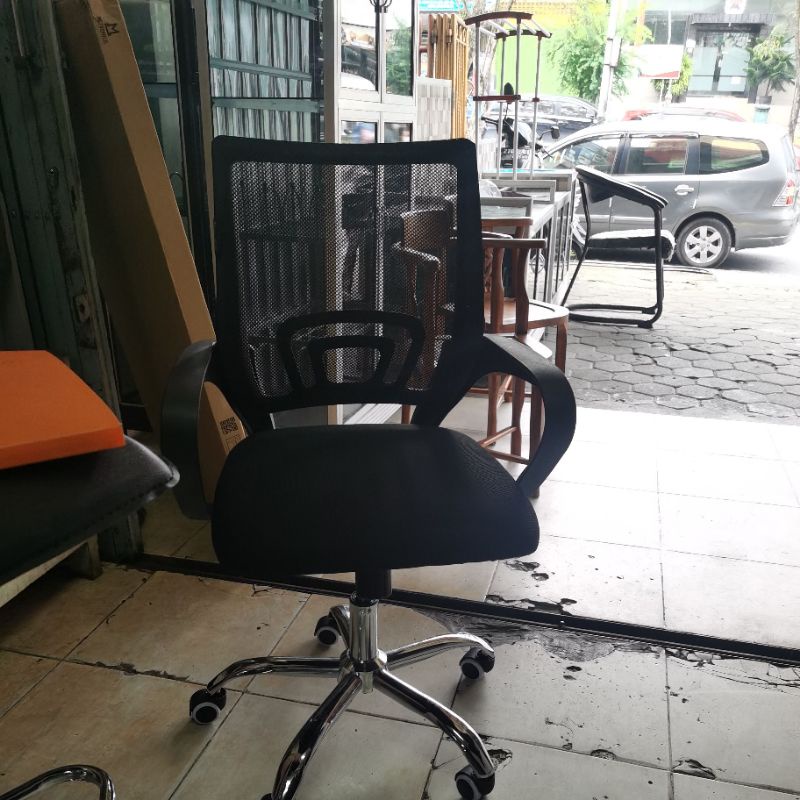 kursi kantor jaring  hitam beroda