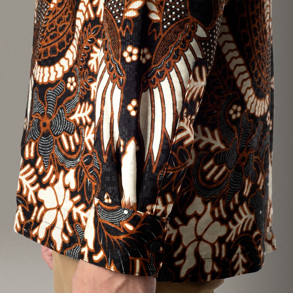 Benhill Kemeja Pria Batik Sutra Dobby Lengan Panjang  Hitam Motif 25090