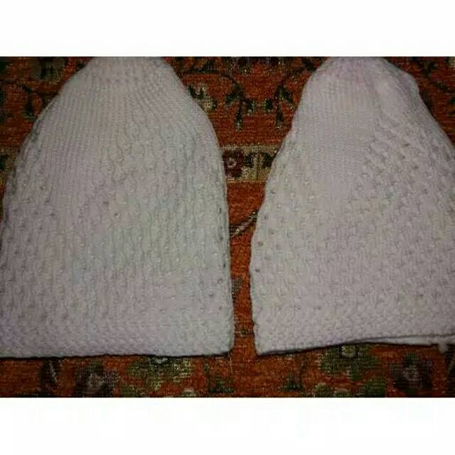 Peci rajut tebal putih