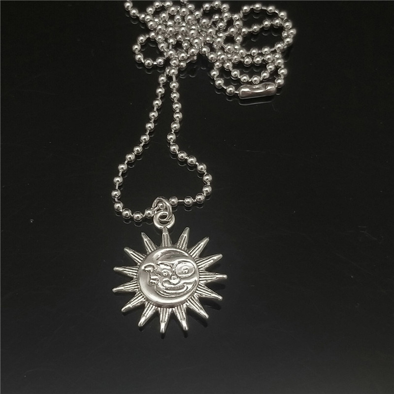 Kalung Rantai Dengan Liontin Bentuk Matahari Tersenyum Gaya Retro Untuk Wanita