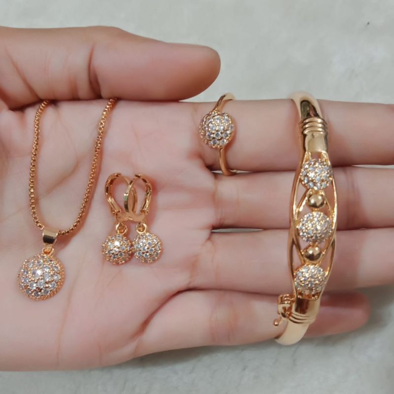 fulset perhiasan titanium berlapis emas.satu set perhiasan wanita dewasa