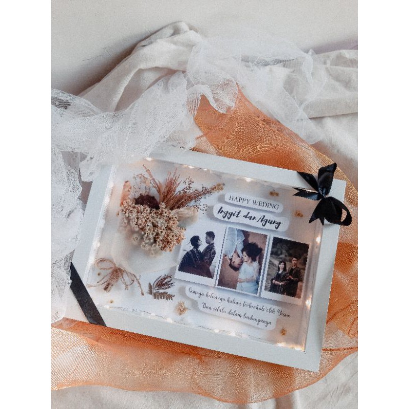 12R ada lampunya frame besar buat kado wisuda