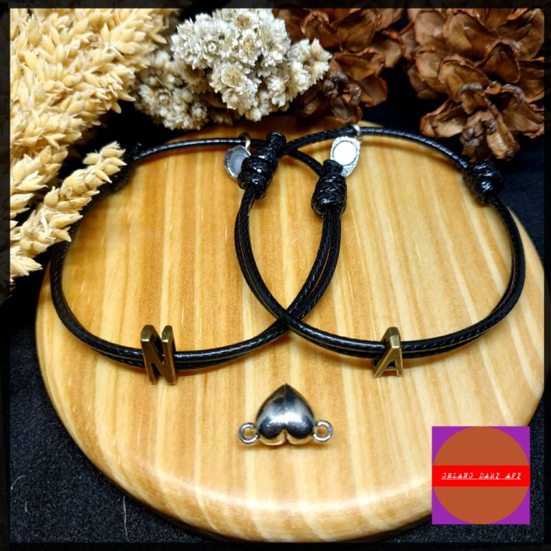 Sepasang Gelang Custom Couple Magnet Tali Korea Inisial Dadu Dan Inisal Charm Alloy Gelang Tali Kore