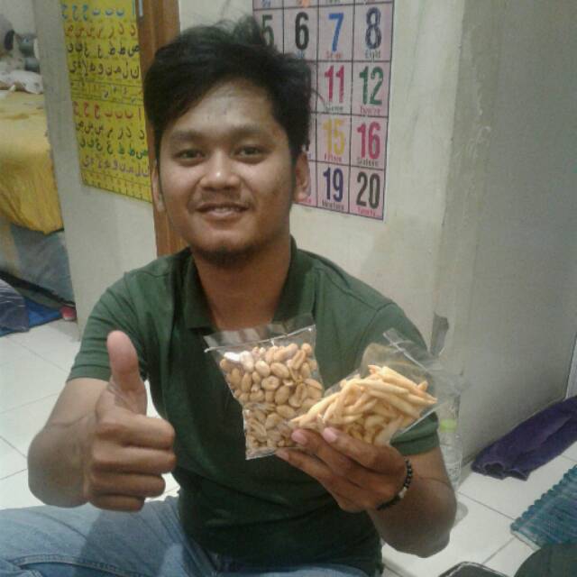

Kacang dan stik keju
