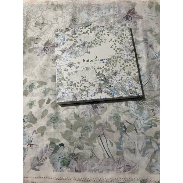 preloved buttonscarves daisy white