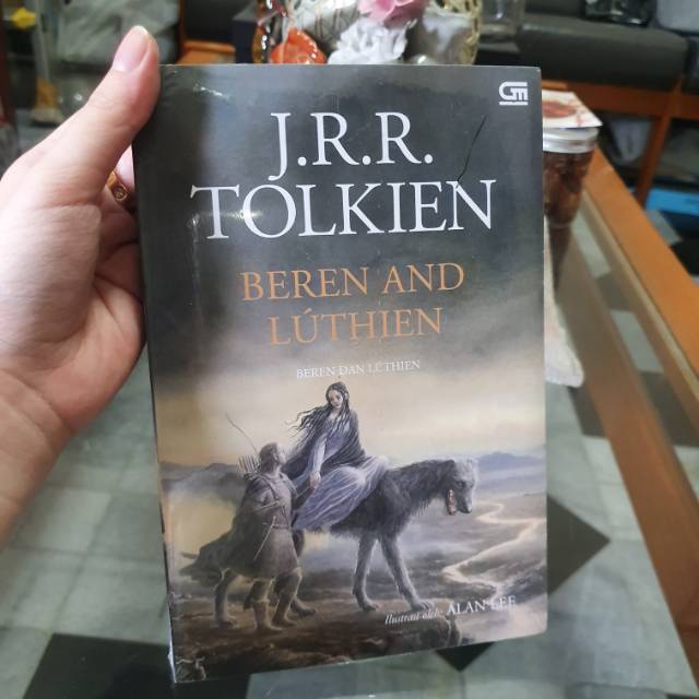 BEREN AND LUTHIEN - JRR TOLKIEN (INDONESIAN EDITION)
