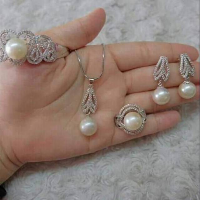 satu set perhiasan Mutiara Asli lombok