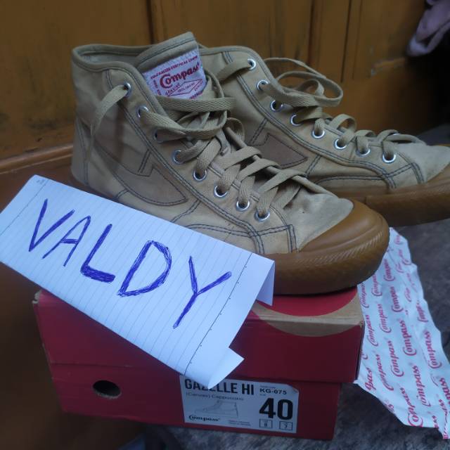 Sepatu Compass