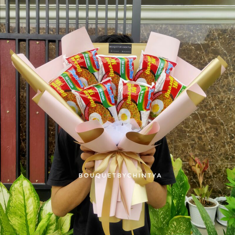 BUKET SNACK MIE INSTAN INDOMIE HADIAH SIDANG WISUDA ULANG TAHUN