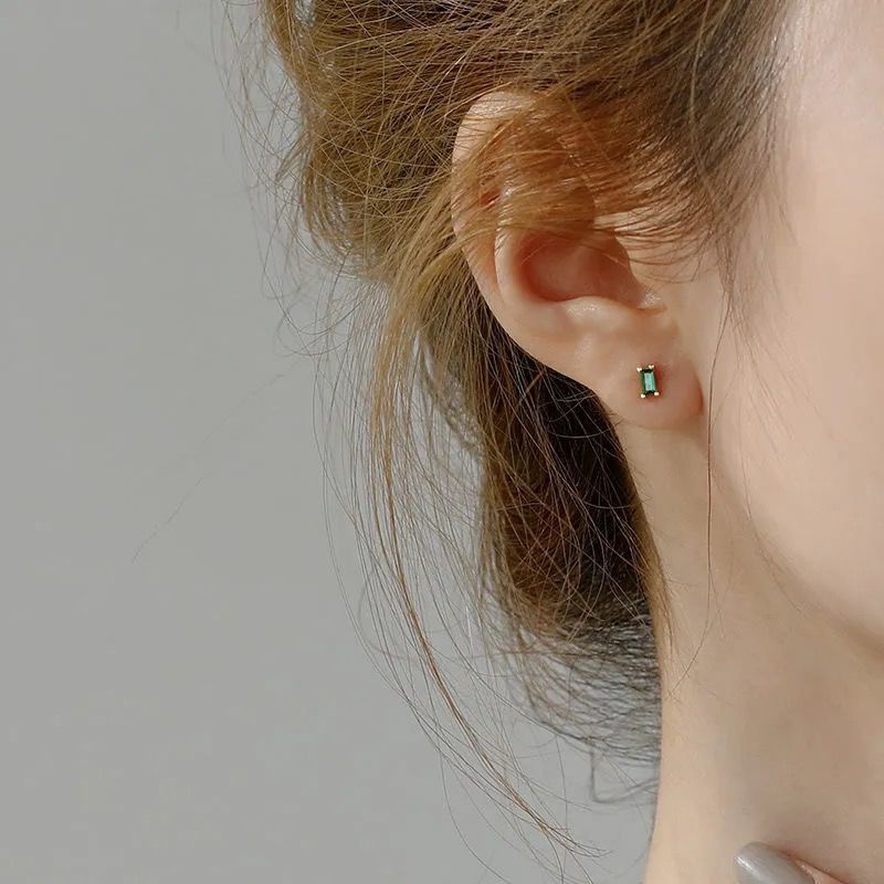 Anting Tusuk Gantung Sterling Silver 925 Bentuk Persegi Panjang Hias Kristal Zamrud Untuk Wanita