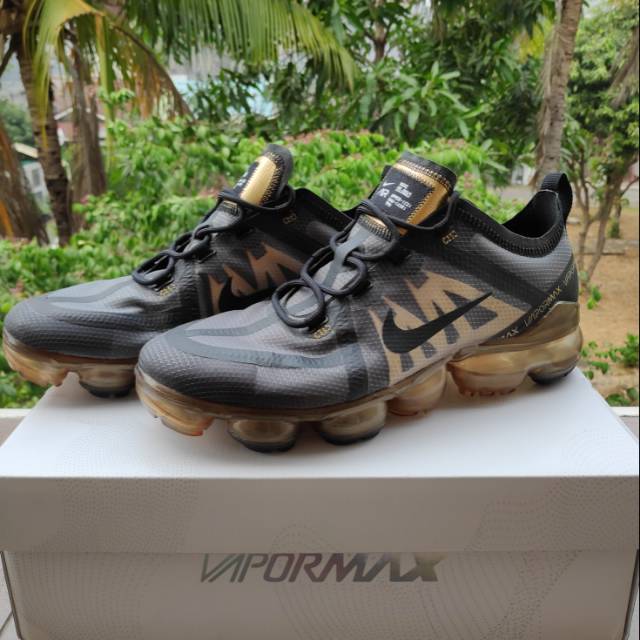 black and gold vapor max