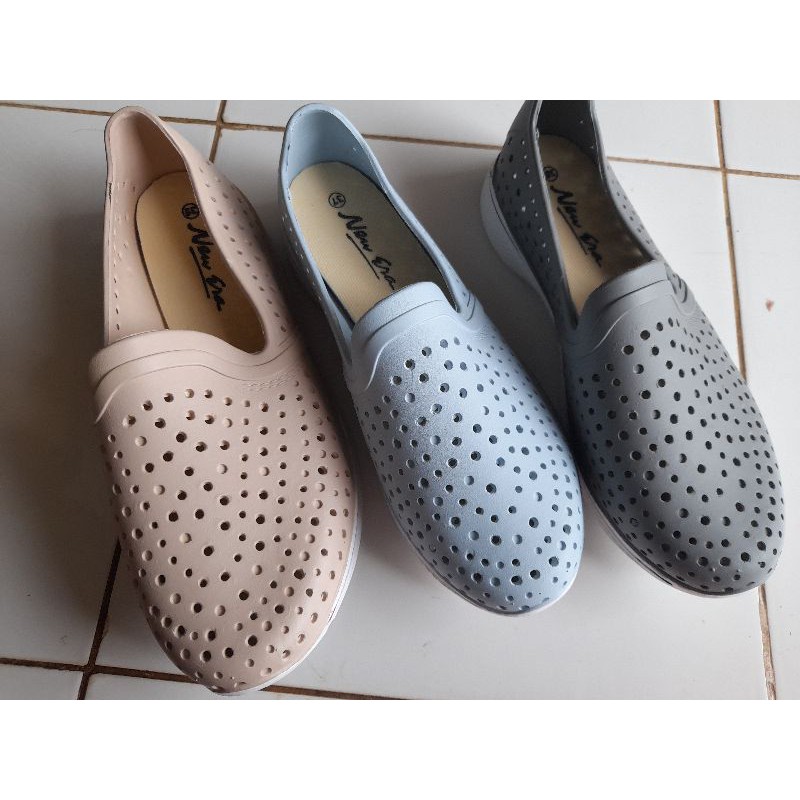 Sepatu Karet Slip On Wanita New Era Profound