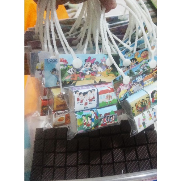 

Cokelat Dadu Karakter / Coklat Karakter Tenteng isi 4 Pcs 1 Tentengan