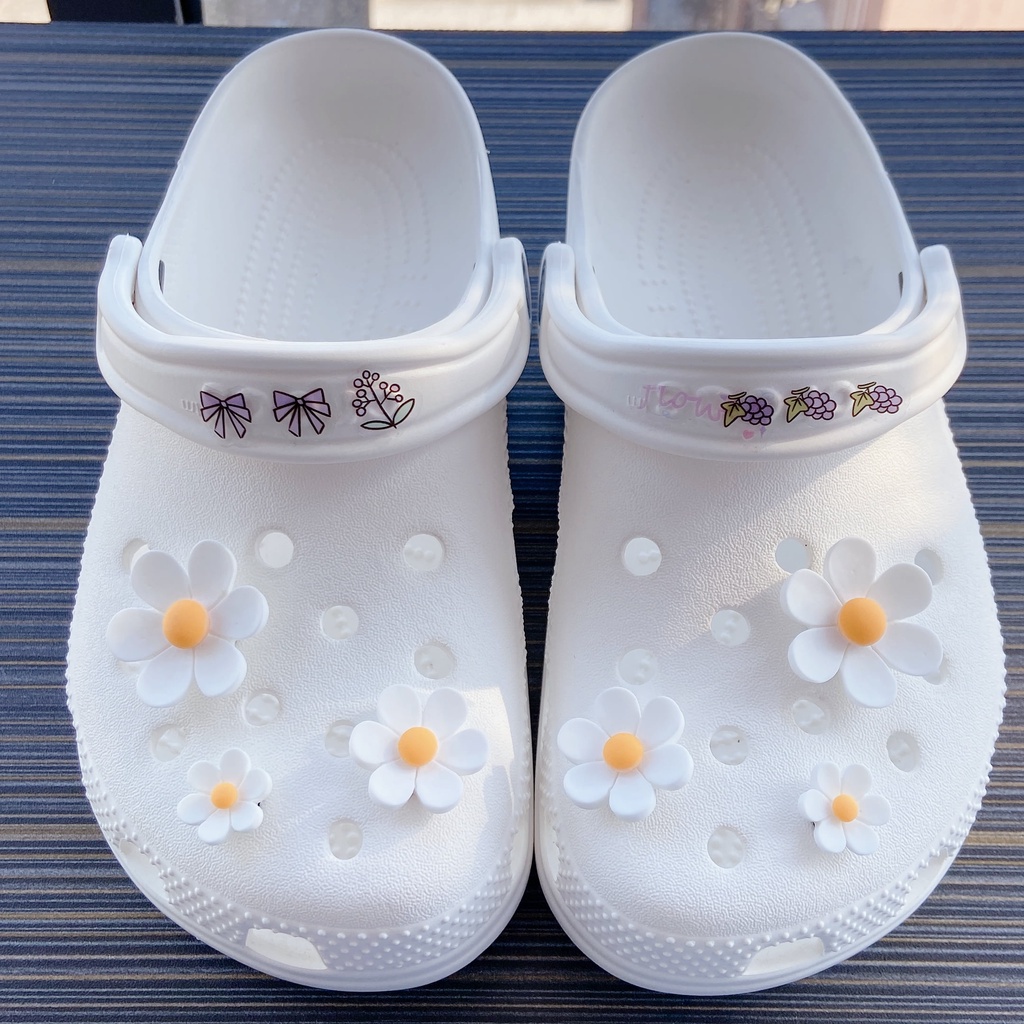 ✨shinyDIY✨Crocs jibbitz: aksesori cantik untuk sepatumu❤️Sandal Crocs Wanita 6pcs / Set Charm / Charm Gelang Diy Bentuk Bunga Daisy Crocs Warna Putih