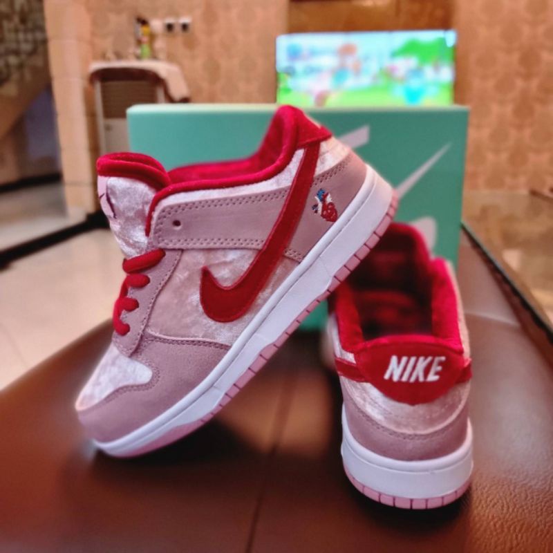 NIKE SB DUNK STRANGELOVE BNIB KIDS