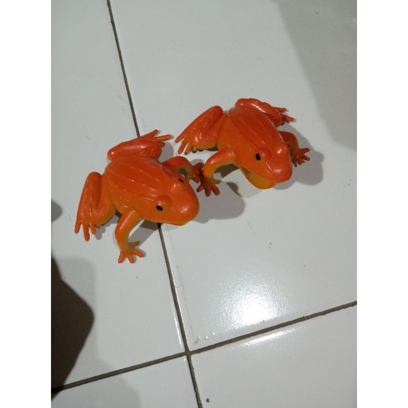 mainan prank katak ukuran sedang