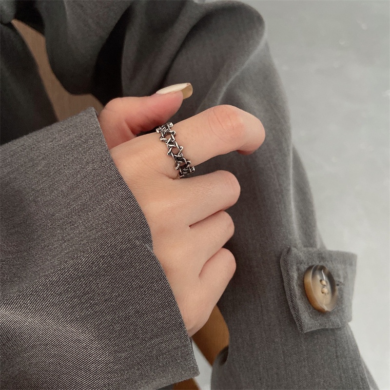 Cincin Model Terbuka Bahan Metal Desain Bintang Hollow Gaya Vintage Untuk Wanita