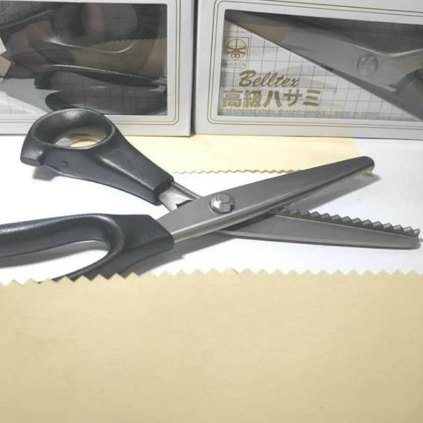 

BUKU & ALAT TULIS PERLENGKAPAN SEKOLAH & KANTOR GUNTING KAIN ZIGZAG