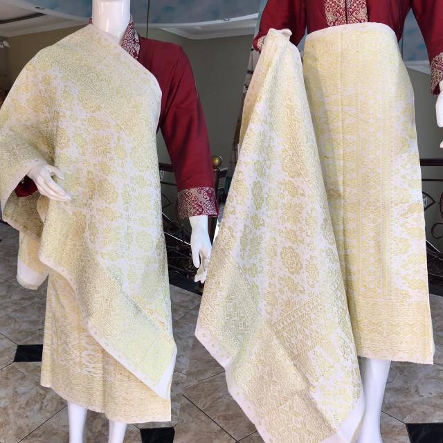 SONGKET LEPUS KRISTAL. Putih  dan cream Bahan sutra alam - Benang Silver  kristal