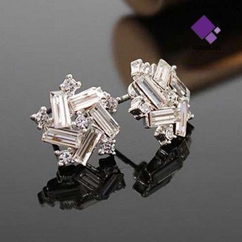 Anting Stud Desain Kincir Angin Keberuntungan Aksen Berlian Imitasi Warna Silver Untuk Wanita