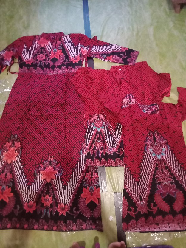 Batik Couple Keluarga Sania Ruffle Ori Ndoro Jowi Dnt Motif Pagar Bunga Merah