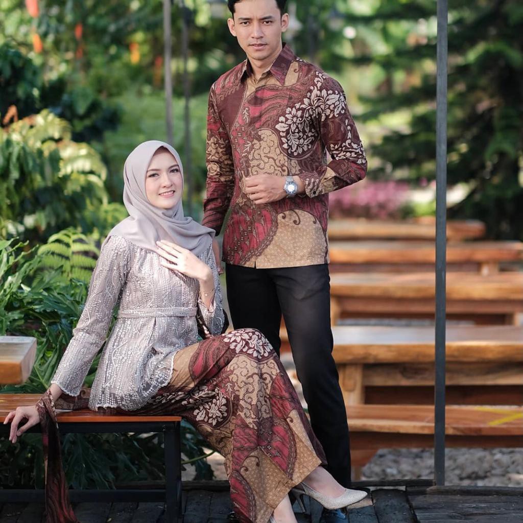 Zola_Batik Batik Couple Kebaya Brokat Tile Selendang Akita Lily Maroon Latte Couple Saraswati