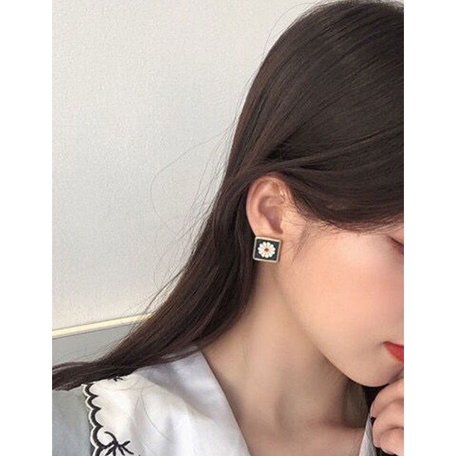 LRC Anting Tusuk Fashion Golden Daisy Oil Drop Geometric Square Earrings A61785