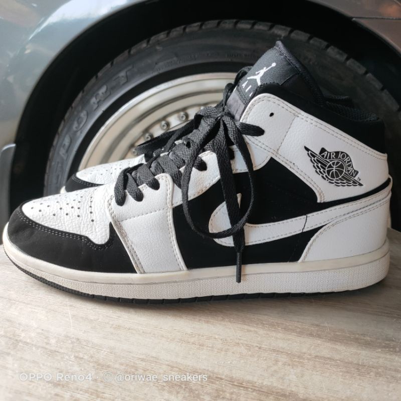 Sepatu Sneakers Bekas Second -- Nike Air Jordan 1 Mid Tuxedo Black White