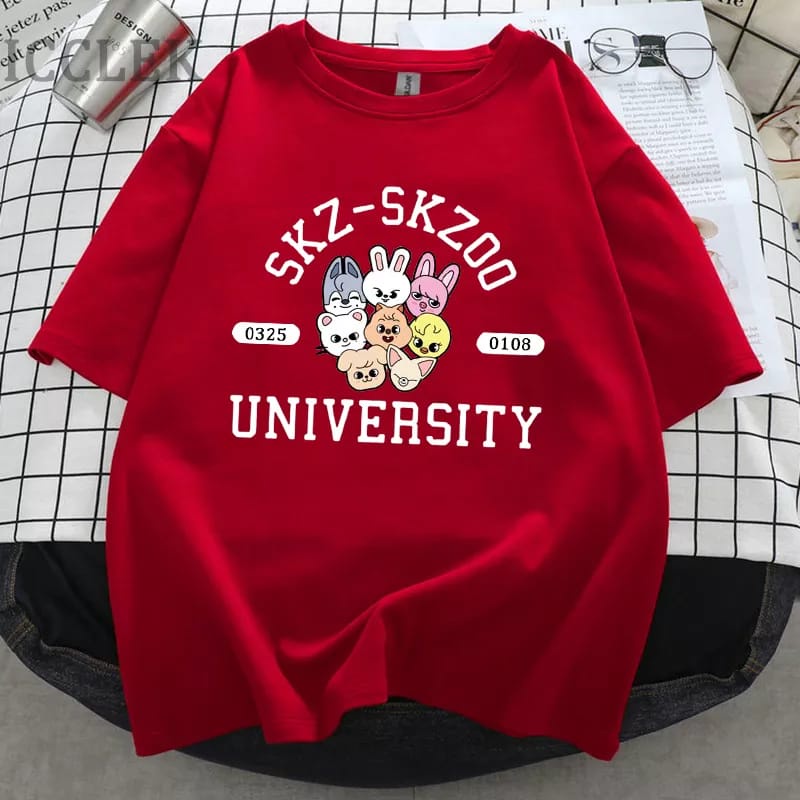 Kaos Stray Kids Straykids Kpop Skzoo Skz University Oversize Baju Stray Kids Lengan Panjang Oversize Murah T shirt Stray Kids Pria Ori Kaos Stray Kids Lengan Pendek Distric Logo Unlock Lee Know Bang Chan T-shirt All Member Stray Kids Kpop Murah Wego Jumbo