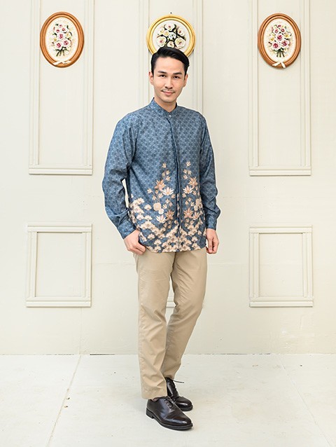 Keenan Shirt in Seasalt - Wearing Klamby