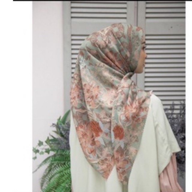 Preloved Adeline scarf by Heaven Lights
