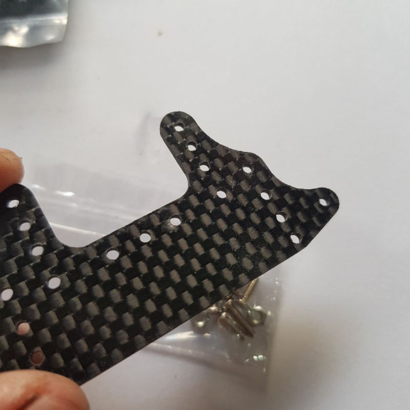 REP TAMIYA CARBON REAR BRAKE STAY  1,5MM POLOS