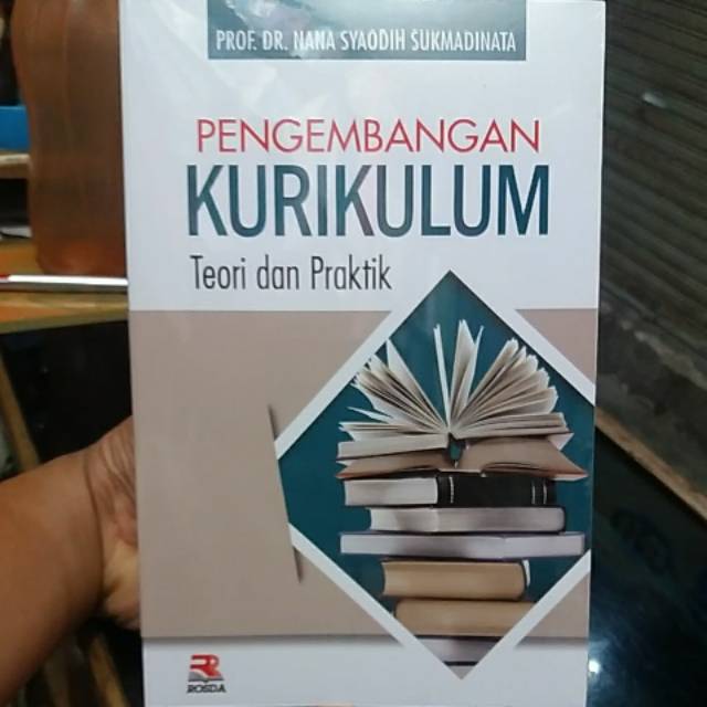 Pengembangan kurikulum teori dan praktek
