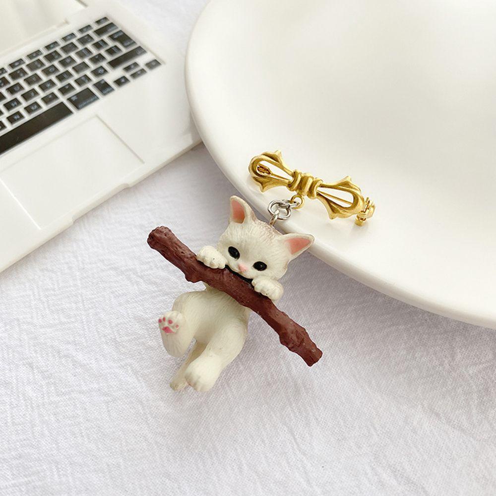 Needway Bros Kucing 3D Harian Lucu Resin Cowok Cewek Memegang Cabang Kucing Gaya Korea Lencana