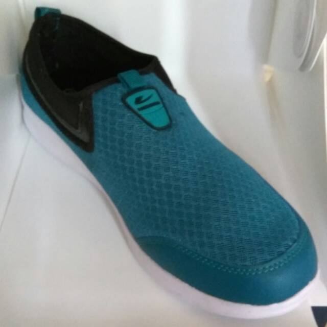 Sepatu Slip on New Era