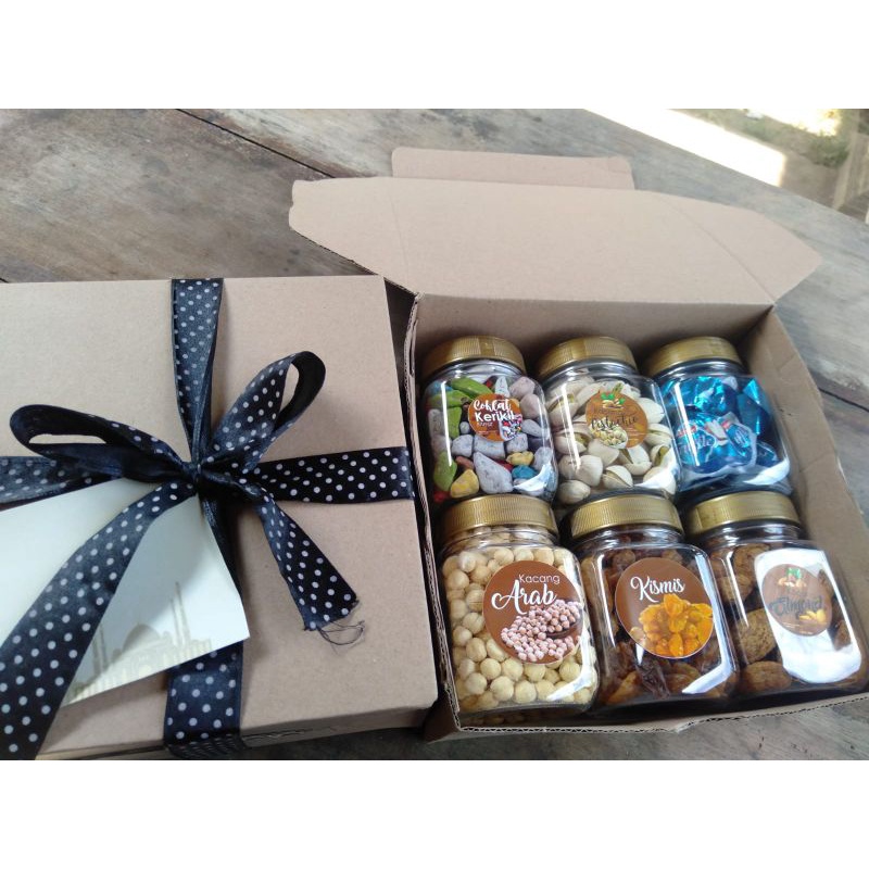 

jajanantimurtengah, terdiridari kismis,kacangarab, coklat turki, coklat krikil,kacang pistachio, kacang almond panggang