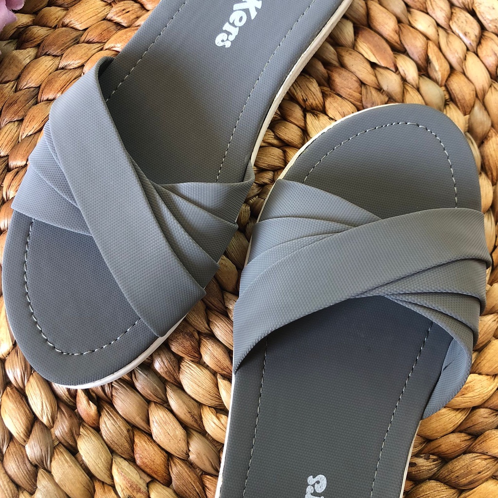 SANDAL SLOP KIPAS 5 SENDAL WANITA CEWEK TERLARIS KECE POPULER TRANDY TERMURAH SANDAL SLOP WANITA KEKINIAN TERBARU FLAT TEPLEK SENDAL PEREMPUAN SELOP CEWEK CEWE CASUAL SANTAI RUMAH IBU Puffy Slip Sandal