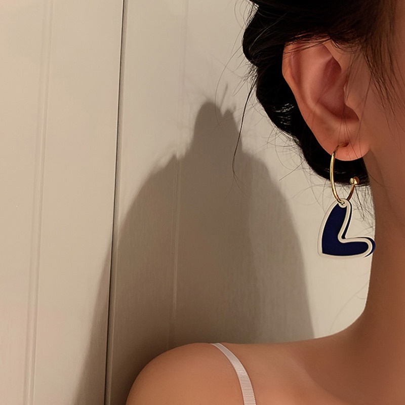 Anting Bentuk Hati Gaya Simple