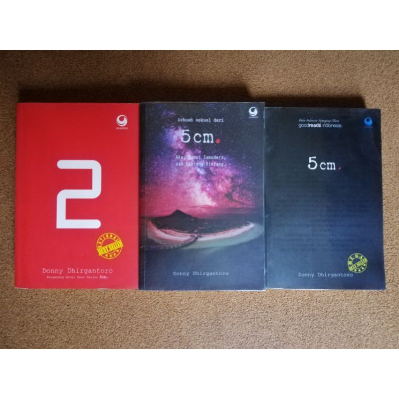 Preloved Paket Novel Donny Dhirgantoro TTD (5cm, 5cm Aku Kamu Samudera dan Bintang-Bintang, 2)
