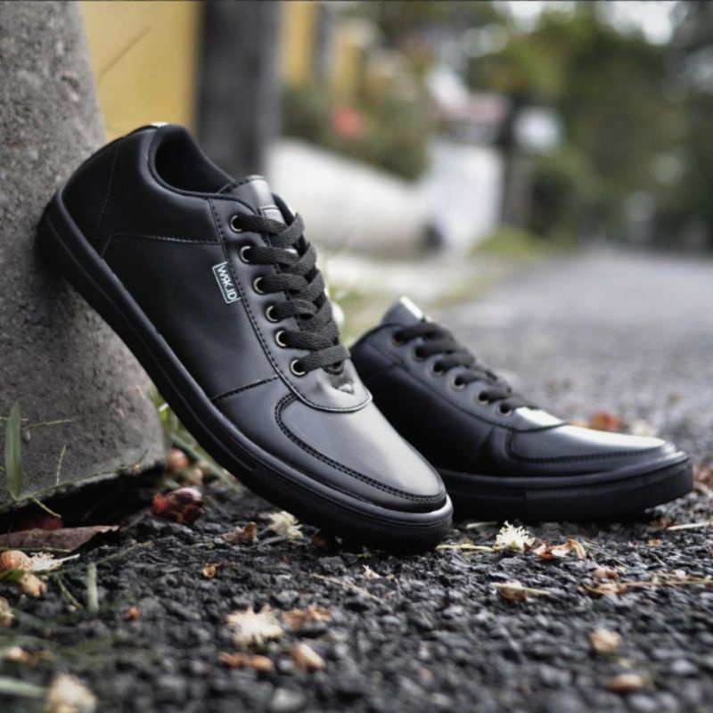 MANLY FULL BLACK - Sepatu Pria Sneakers Hitam Sintetis Kasual Kerja Sporty Skate Santai