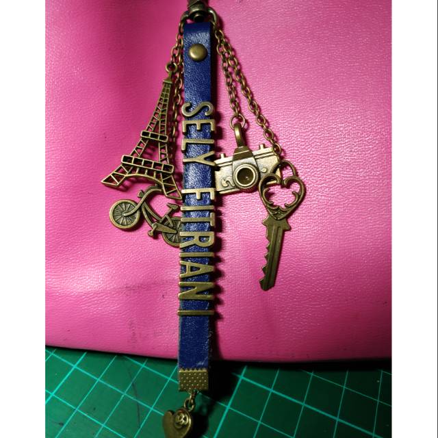 

Bagcharm nama handmade dengan tali kulit asli warna biru dan 4 charm persis sama dengan foto